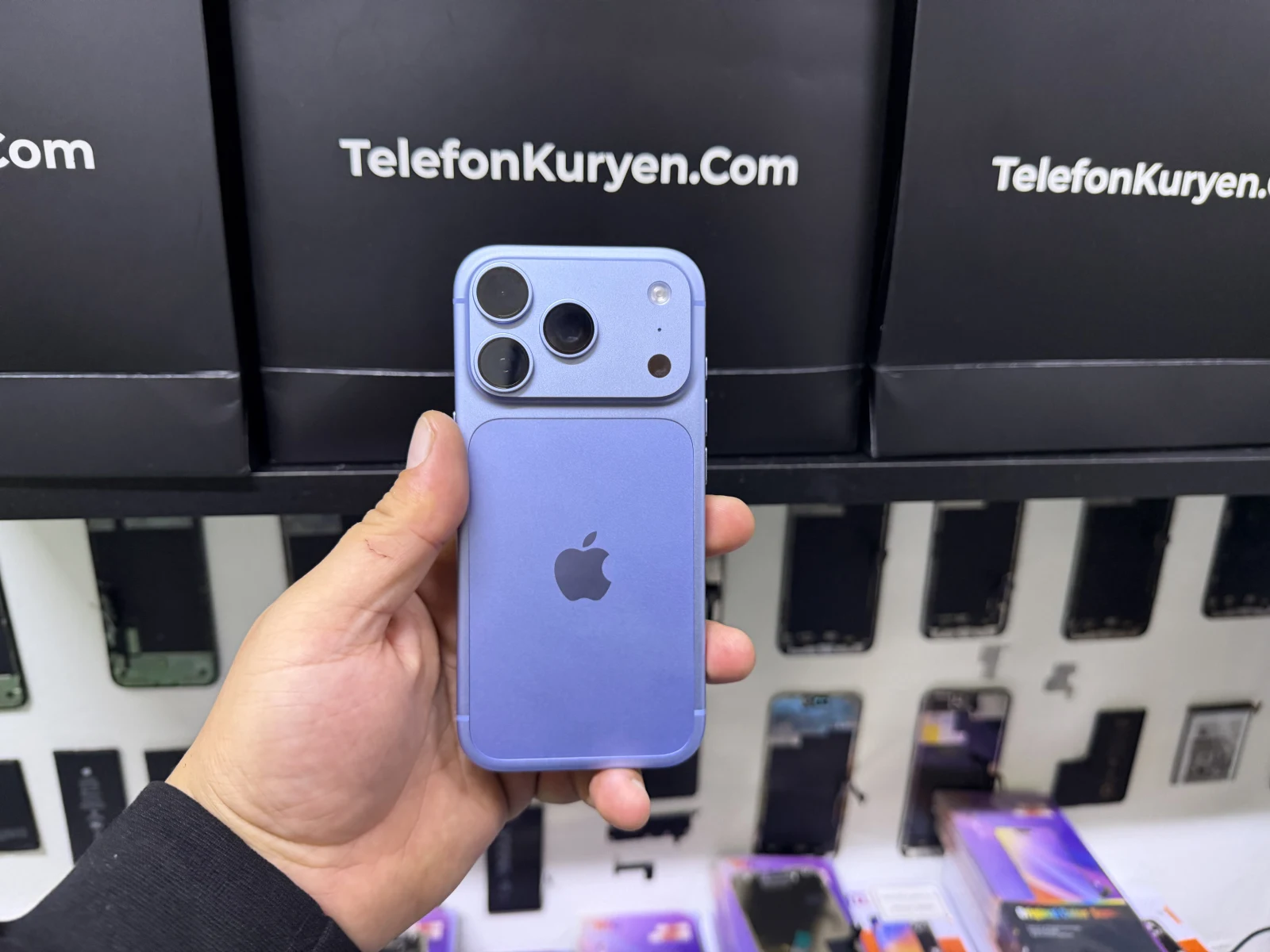 TelefonKuryen mağazasında tamir edilen bir iPhone